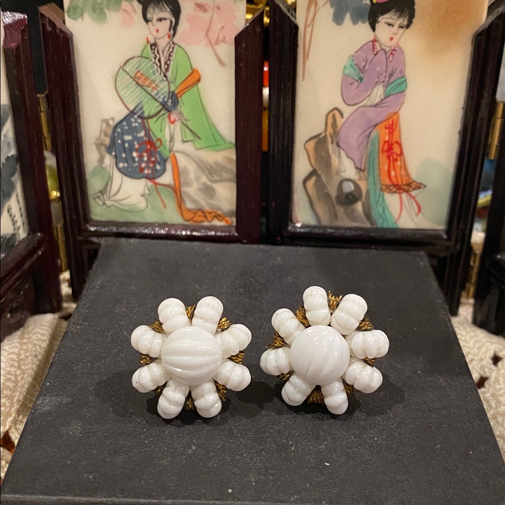 Western Germany Milk Glass Floral Clip-On Earrings 29$